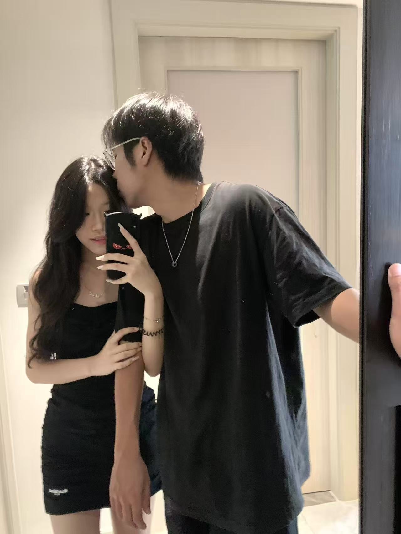 我们在镜子前的温柔合照