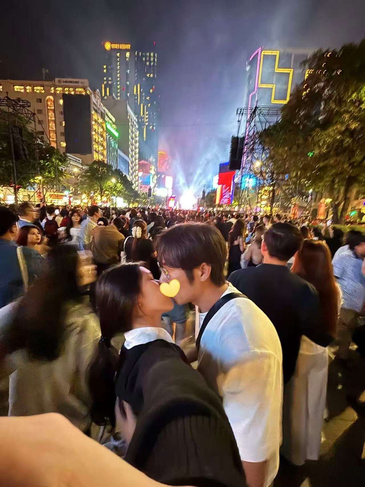 我们在人海与灯光中的合照